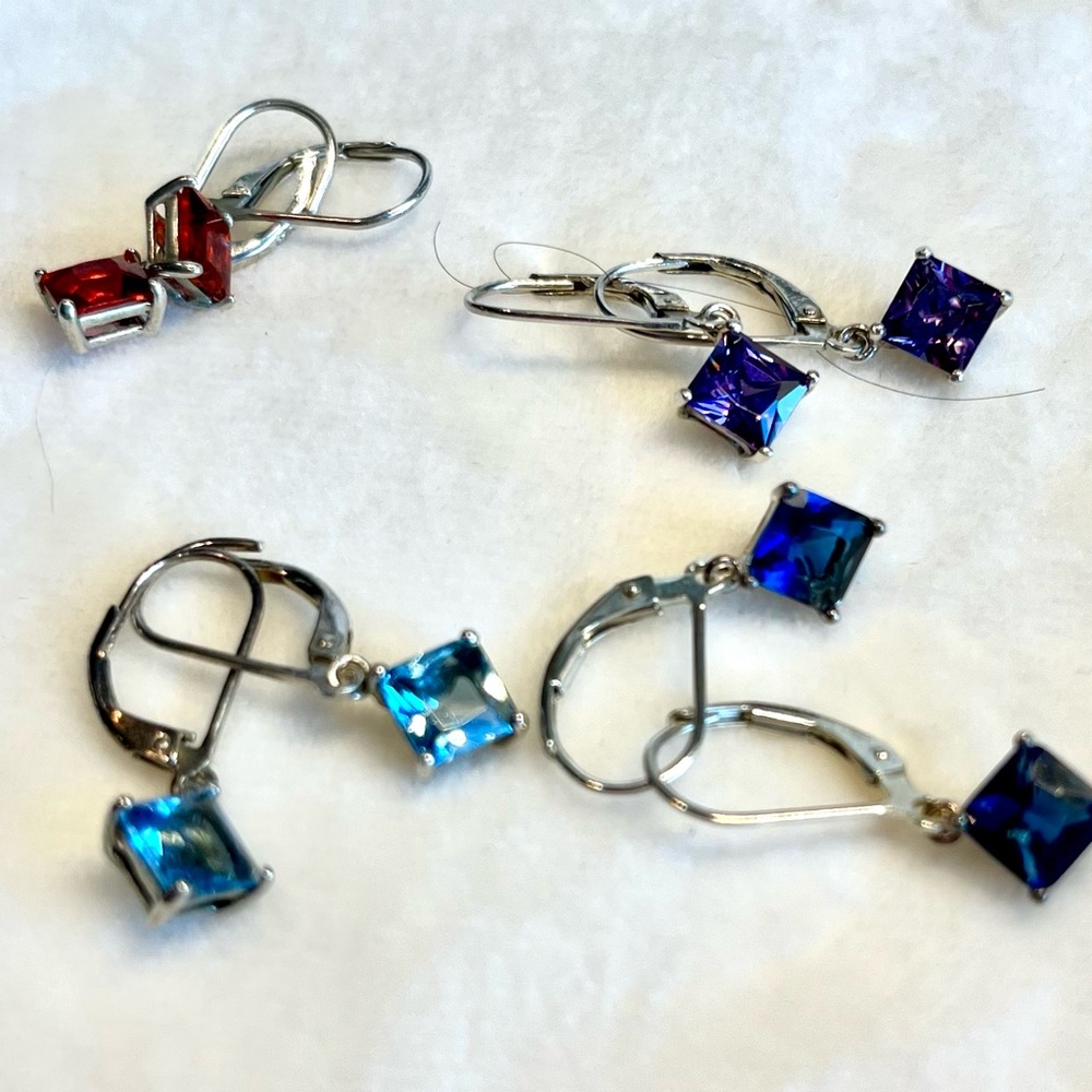 Set a four jeweled earrings
